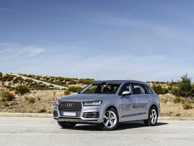 AUDI Q7 e-tron Q7 e-tron 3.0 TDI quattro tiptronic Business Plus AUDI Q7 e-tron Q7 e-tron 3.0 TDI quattro tiptronic Business Plus